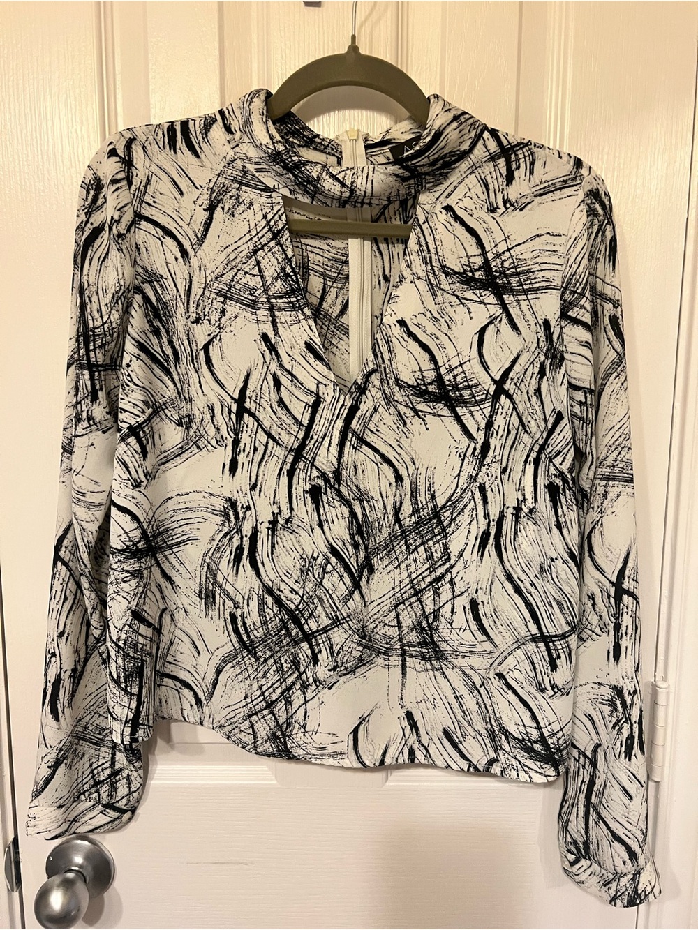 ASTR Womens Black & White Brushstroke Keyhole Blouse, Size XS